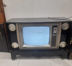 تلویزیون سیاه سفید سالم کار می کند