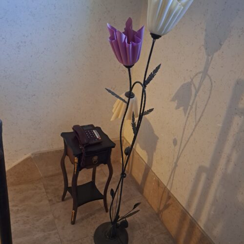 آباژور طرح گل  و تلفن رومیزی و میز کشودار