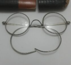 عینک عتیقه با جلد