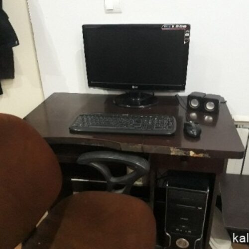 کامپیوتر رومیزی با کلیه وسایل میزوصندلی