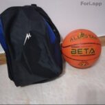 یک توپ ‌بسکتبال‌ و کوله ‌پشتی ورزشی