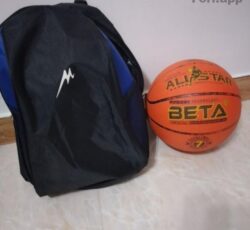 یک توپ ‌بسکتبال‌ و کوله ‌پشتی ورزشی