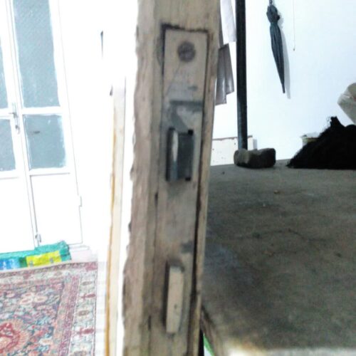 درب چوبی اتاقی بدون کم