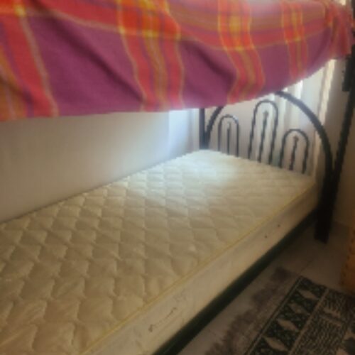 تخت خواب دو طبقه آهنی همراه با دو عدد خوشخواب تمیز