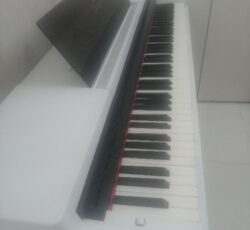 پیانو یاماها CLP550
