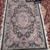 فرش زرین ابریشم بافته شده هست