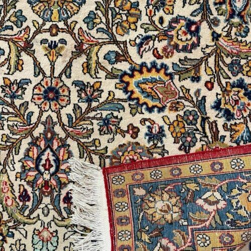 قالیچه(قم) گلها ابریشم جنس پشم