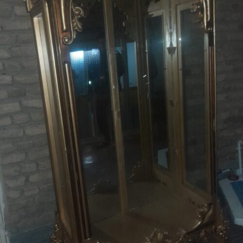 بوفه تاج دار طلایی رنگ نو میباشید