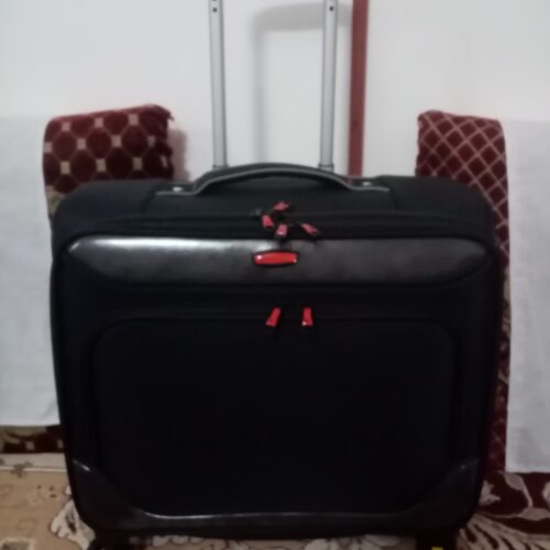 یک عدد چمدان خلبانی بزرگ