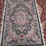 فرش زرین ابریشم بافته شده هست