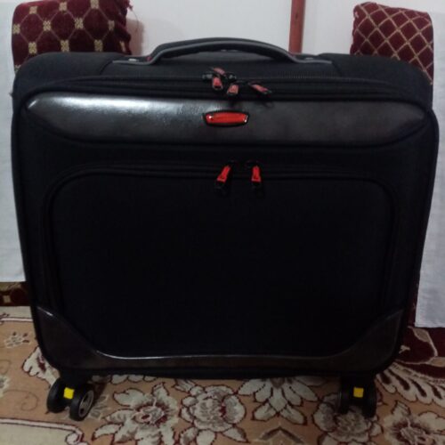 یک عدد چمدان خلبانی بزرگ