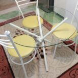 یک میز شیشه ای، بهمراه 3 عدد صندلی