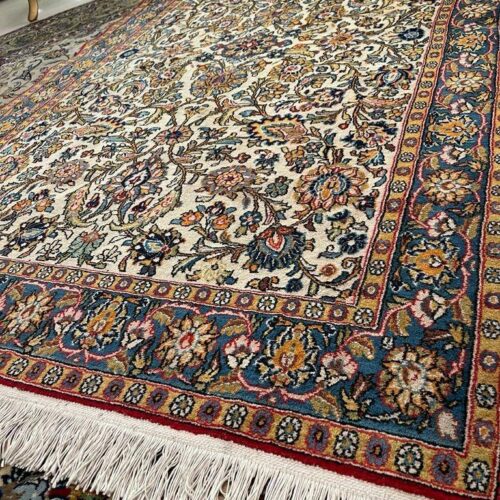 قالیچه(قم) گلها ابریشم جنس پشم