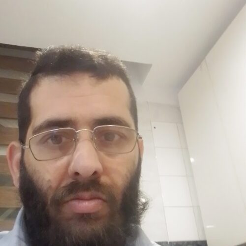 کارگر کافی شاب کار میکنم.علی ملک مهمدی هستم