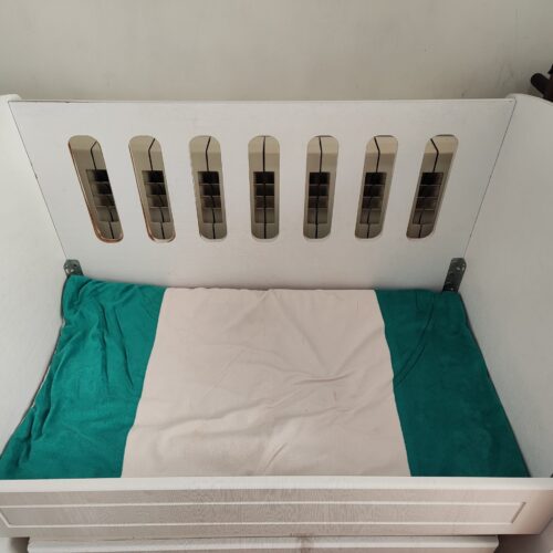 تخت گهواره ای کنار مادر