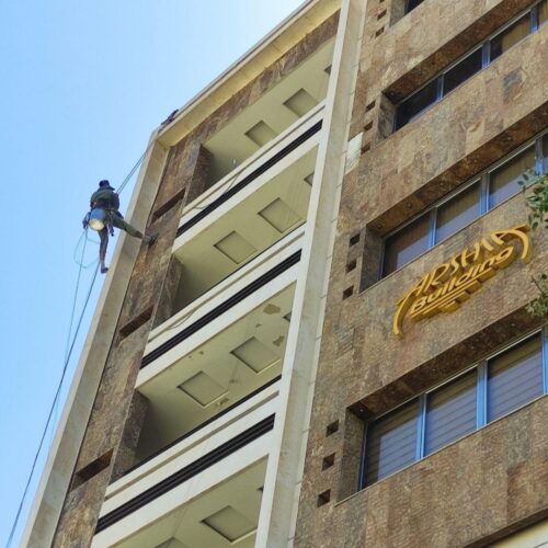 پیچ و رولپلاک نما کار در ارتفاع با طناب راپل