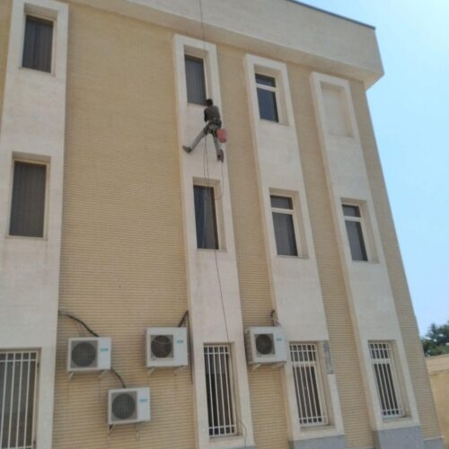 پیچ و رولپلاک نما کار در ارتفاع با طناب راپل