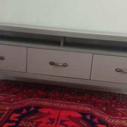 میزتلویزیون چوبی به رنگ طوسی