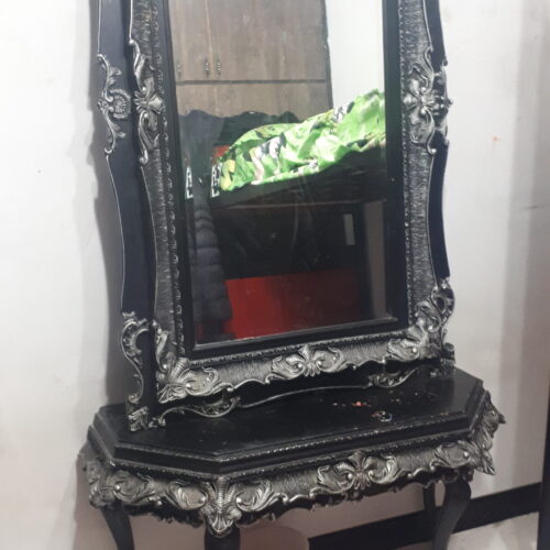 این آینه چوبی رنگ سیاه