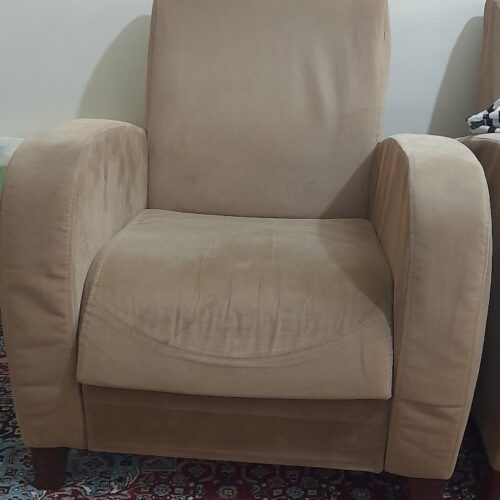 مبل راحتی و میز عسلی