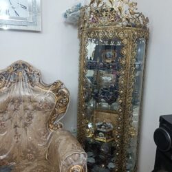 بوفه برنجی نو به همراه گلدان برنجی و دو عدد لوستر برنجی تمیز و نو