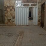 خانه کاه گلی در مرکز شهر و تک برگ سند