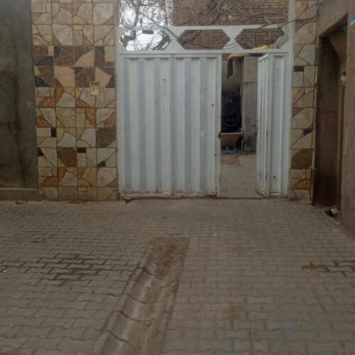 خانه کاه گلی در مرکز شهر و تک برگ سند