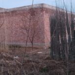 حیاط وخونه نیمه کاره هست