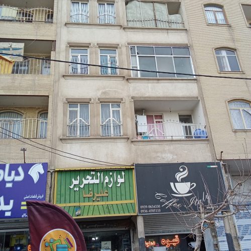 آپارتمان دو بره درب ورودی داخل کوچه هستش طرف دیگه نمایه ساختمان از خیابانه زیر آپارتمانها هم مغازه هستش