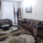 مبلمان روکش چرم شکلاتی همراه میز عسلی