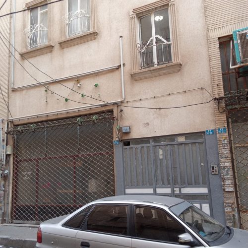 آپارتمان دو بره درب ورودی داخل کوچه هستش طرف دیگه نمایه ساختمان از خیابانه زیر آپارتمانها هم مغازه هستش
