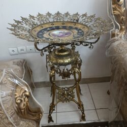 بوفه برنجی نو به همراه گلدان برنجی و دو عدد لوستر برنجی تمیز و نو