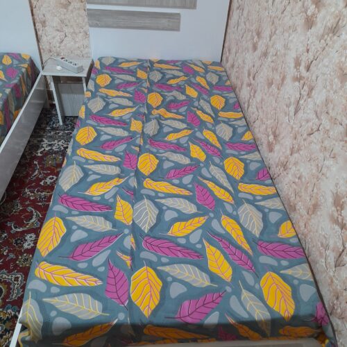 تشک طبی با تخت خواب یه میز کوچیک