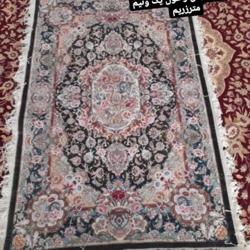 فرش زرین ابریشم بافته شده هست