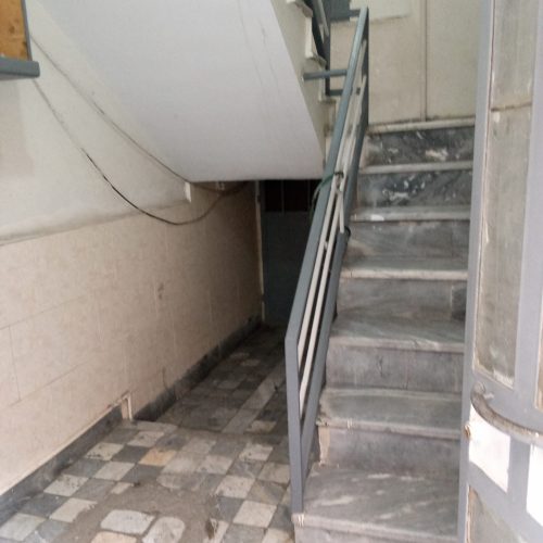 آپارتمان دو بره درب ورودی داخل کوچه هستش طرف دیگه نمایه ساختمان از خیابانه زیر آپارتمانها هم مغازه هستش