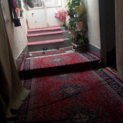 خانه کاه گلی در مرکز شهر و تک برگ سند