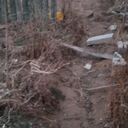 حیاط وخونه نیمه کاره هست