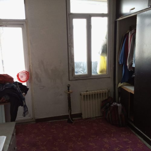 آپارتمان دو بره درب ورودی داخل کوچه هستش طرف دیگه نمایه ساختمان از خیابانه زیر آپارتمانها هم مغازه هستش