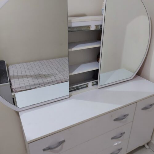 تخت و سرویس خواب چوبی  تک نفره سفید در حد نو