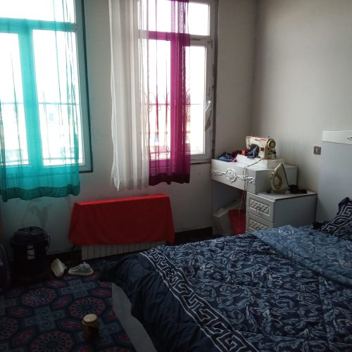 آپارتمان دو بره درب ورودی داخل کوچه هستش طرف دیگه نمایه ساختمان از خیابانه زیر آپارتمانها هم مغازه هستش