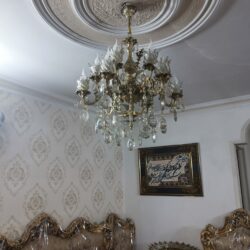 بوفه برنجی نو به همراه گلدان برنجی و دو عدد لوستر برنجی تمیز و نو