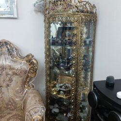 بوفه برنجی نو به همراه گلدان برنجی و دو عدد لوستر برنجی تمیز و نو