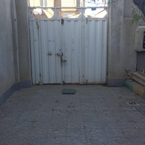 خانه کاه گلی در مرکز شهر و تک برگ سند