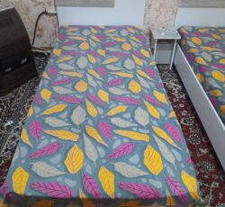 تشک طبی با تخت خواب یه میز کوچیک