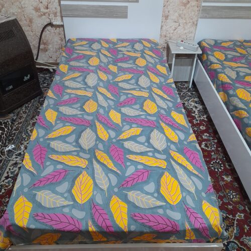تشک طبی با تخت خواب یه میز کوچیک