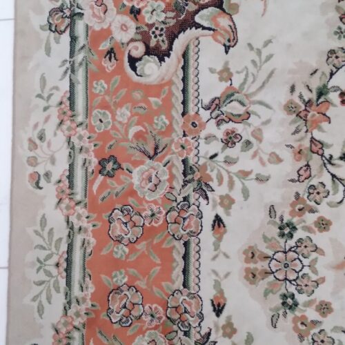 فرش زمینه کرم زیبا وسالم