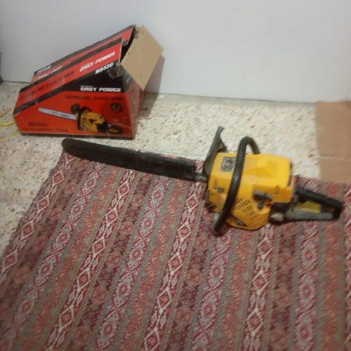 یک دستگاه اره موتوری