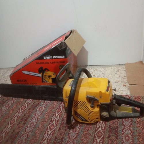 یک دستگاه اره موتوری