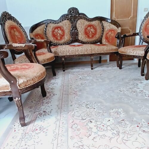 مبلمان سلطنتی به فروش میرسد