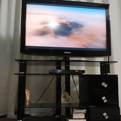 تلوزیون32 اینچ سامسونگ به همراه میز تلوزیون